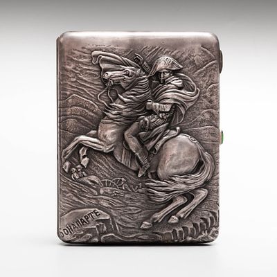 Портсигар двусторонний. . На верхней крышке: Наполеон на коне, надпись &laquo;БОНАПАРТЕ&raquo;. 
На нижней 