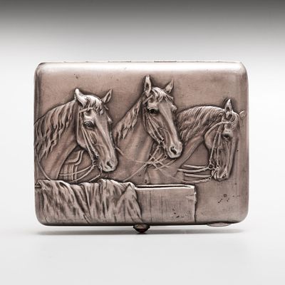 Портсигар &laquo;Три лошади&raquo;. Серебро, золочение внутри. 
Клейма: 875, ЮХА, 16 
Вес: 186 гр. 
