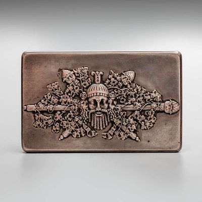 Портсигар &laquo;Бахус (Дионис)&raquo;. Серебро, золочение внутри. 
Клейма: 84, В.Цивкин. 
Вес: 237 гр. 
