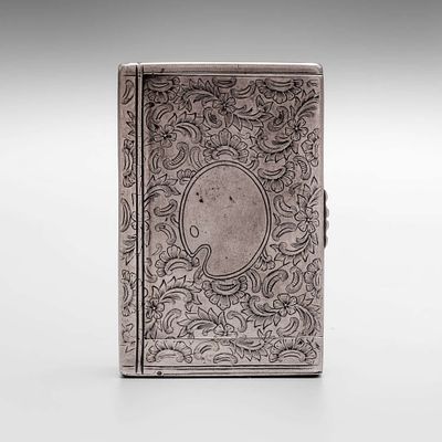 Портсигар с цветочным декором на обеих крышках. Серебро, гравировка, чернение. 
Клейма: 84 