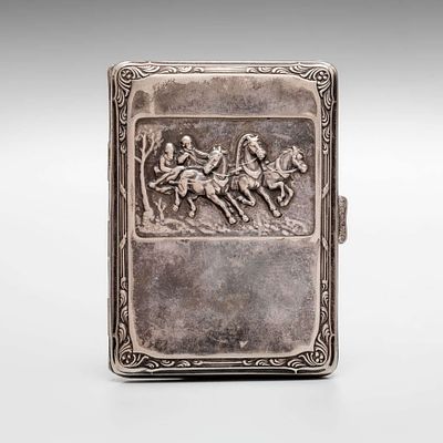 Портсигар &laquo;Тройка&raquo;. Латунь, серебрение. 
Вес: 115 гр. 
Размеры: 8 х 11 см. 
