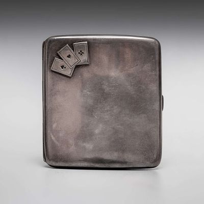 Портсигар &laquo;Три карты&raquo;. Серебро, золочение внутри. 
Клейма: c&amp;c, L , лев, ТТТ. 
Вес: 80 гр. 