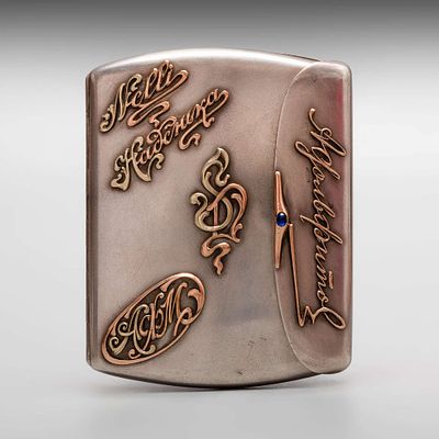 Портсигар в виде кошелька, накладки с обоих сторон. Серебро, золочение. 
Клейма: 84, ADAM. 