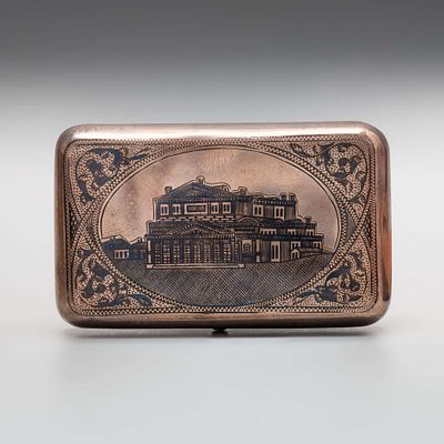Портсигар &laquo;Здание театра&raquo;. Серебро, чернь, золочение внутри. 
Клейма: 84, АЕ, А.А/1896 
Вес: 