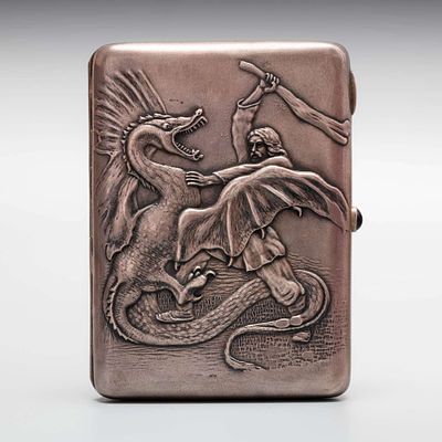 Портсигар &laquo;Бой с драконом&raquo;. Серебро, золочение внутри. 
Клейма: 84, ДЕ 
Вес: 157 гр. 
