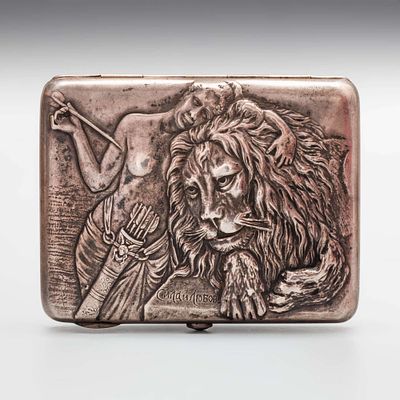 Портсигар &laquo;Сила и любовь&raquo;. Серебро, золочение внутри, две золотые накладки на нижней крышке. 