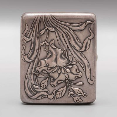 Портсигар &laquo;Ирис&raquo;. Серебро, золочение внутри. 
Клейма: 84, ПМ 
Вес: 203 гр. 
