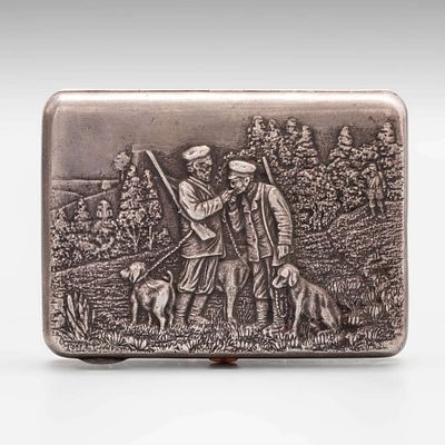 Портсигар &laquo;Два охотника с собаками&raquo;. Серебро, золочение внутри. 
Клейма: 84, ПП 
Вес: 215 гр. 
