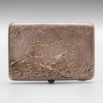 Портсигар &laquo;Морской бой&raquo;. Серебро, золочение внутри. 
Клейма: 84, И.К 
Вес: 103 гр. 
