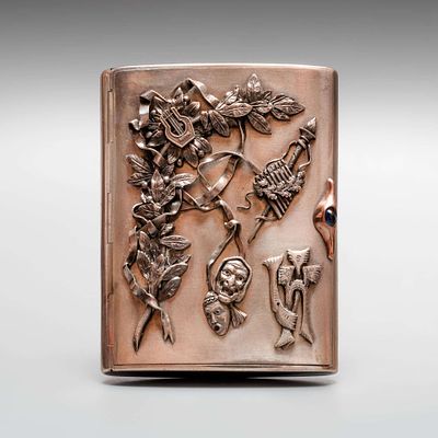 Портсигар с накладками, воспроизводящими театральные атрибуты. Серебро, золочение внутри. 