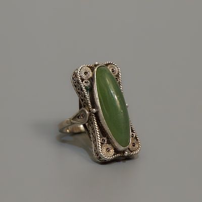 Кольцо с нефритом. Китай, 20 век. 
Нефрит - кабошон. 
Металл белого цвета – серебро, филигрань. 