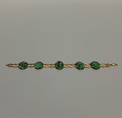 БРАСЛЕТ с резным жадеитом. Европа, 20 век. 
5 вставок: жадеит, резьба. 
Металл желтого цвета – 