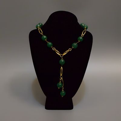 КОЛЬЕ с подвесом из граненого нефрита. Европа, 20 век. 
Нефрит, металл желтого цвета - 