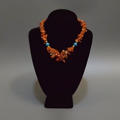 Эффектное коралловое колье с бирюзовыми акцентами. Европа, 20 век. 
Коралл (дробленные кусочки) 