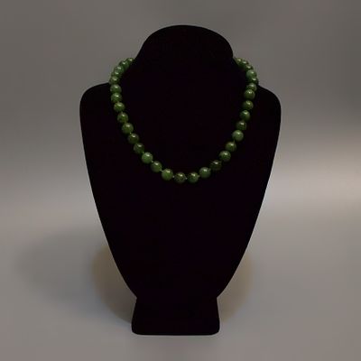 КОРОТКИЕ БУСЫ ИЗ НЕФРИТА. Китай, 20 век. 
Нефрит природный, металл желтого и белого цвета. 