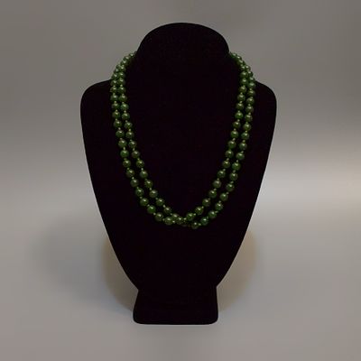 ЭЛЕГАНТНЫЕ БУСЫ ИЗ КРУГЛОГО НЕФРИТА. Италия, 1960е годы. 
Нефрит природный, металл желтого 