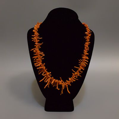 ИЗЫСКАННОЕ ОЖЕРЕЛЬЕ ИЗ КОРАЛЛА. Италия, ~1940е годы. 
Коралл, замок – металл желтого цвета 