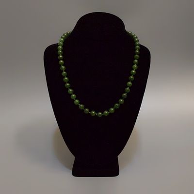 ЭЛЕГАНТНОЕ ОЖЕРЕЛЬЕ ИЗ НЕФРИТА. Китай, 20 век. 
Нефрит природный, замок – серебро. 
Клеймо на 
