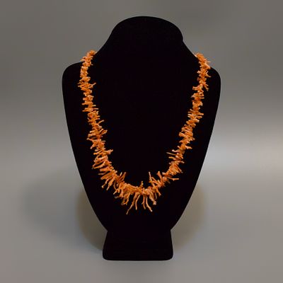 ОЖЕРЕЛЬЕ ИЗ КОРАЛЛА. Италия, ~1940е годы. 
Коралл, замок – металл желтого цвета. 
Длина общая: 