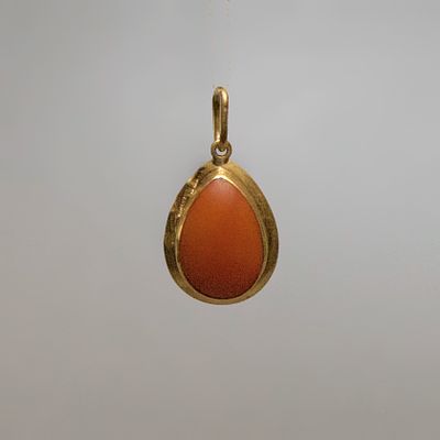 Подвеска с натуральным кораллом в виде капли. Европа, 20 век. 
Коралл в виде капли. 
Оправа: 