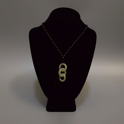 Изысканная нефритовая подвеска с переплетенными кольцами.
. Китай, династия Цин (1644-1912). 
3 