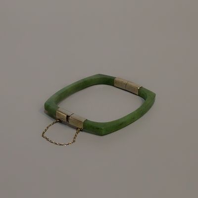 ИЗЫСКАННЫЙ БРАСЛЕТ-ОБРУЧ из нефрита. Китай, 20 век. 
Нефрит. 
Металл белого цвета – серебро. 