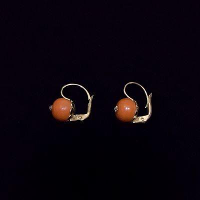 Изысканные серьги с кораллами. Европа, ~1900е годы. 
Коралл - 2 вставки. 
Металл желтого цвета 