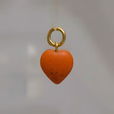 Изящная подвеска с кораллом в форме сердечка. Европа, 20 век. 
Коралл в форме сердца. 
Металл 