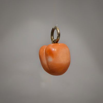 Очаровательная подвеска с кораллом в форме персика. Европа, 20 век. 
Коралл в форме персика. 