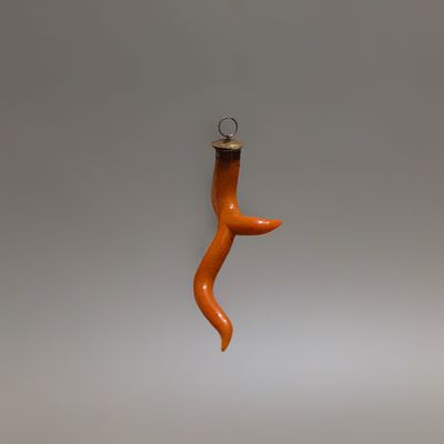 Изящная подвеска &laquo;Ветка коралла&raquo;. Европа, 20 век. 
Коралл в форме веточки. 
Металл желтого 