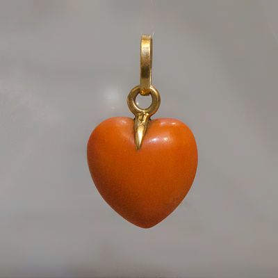 Изящная подвеска с кораллом в виде сердечка. Европа, 20 век. 
Коралл в форме сердца. 
Металл 