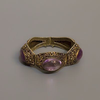 ИЗЫСКАННЫЙ БРАСЛЕТ С АМЕТИСТАМИ. Европа, 20 век. 
3 вставки: аметист природный - кабошон 