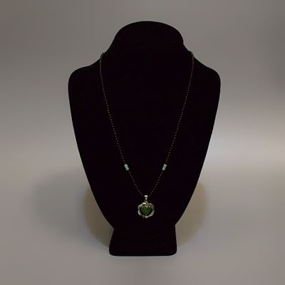 Изящное колье-подвеска с нефритом . Китай, 20 век. 
Нефрит зеленого цвета, кабошон круглой 