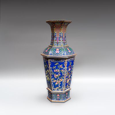 Ваза 6-гранная &laquo;Добрые предзнаменования&raquo;. Китай, вторая половина XX века. 
Фарфор, деколь 