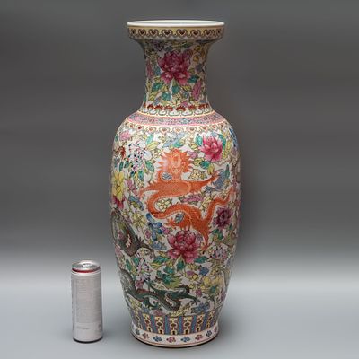 Большая ваза "Драконы среди цветов". Китай, 1980-е годы. 
Фарфор, надглазурная роспись эмалями 