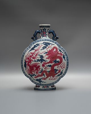 Большая ваза-фляга &laquo;Дракон и Феникс&raquo;. Китай, вторая половина 20 века. 
Фарфор, формовка 