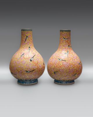 Большие парные вазы "Сороки на сливе". Китай, середина – вторая половина 20 века. 
Фарфор 