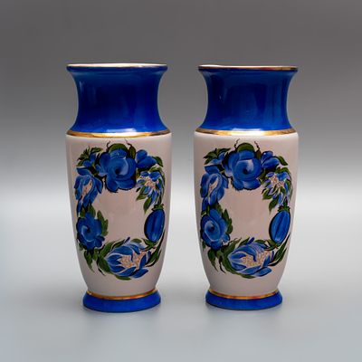 Парные вазы &laquo;Синий венок&raquo;. СССР, ЛФЗ, начало 1950-х годов. 
Фарфор, роспись, позолота. 
Автор 