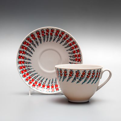 Чайная пара "Красные венки" в авторской росписи. ЛФЗ, 1960-е годы. 
Фарфор, надглазурная 