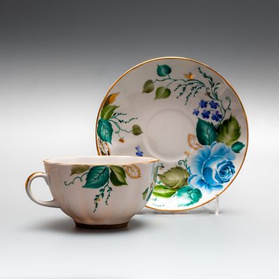 Чайная пара "Цветы" в авторской росписи. ЛФЗ, 1960-е годы. 
Фарфор, надглазурная роспись 