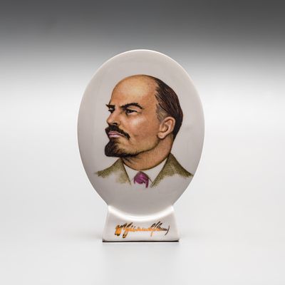 Настольная плакетка &laquo;В.И. Ульянов (Ленин)&raquo;. Киев, завод художественной керамики, 1962-1976е 