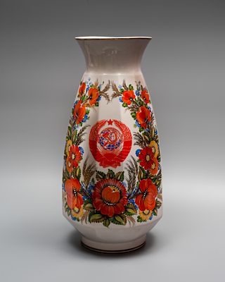 Большая авторская ваза &laquo;60 лет Советской власти&raquo;. Автор: О.В. Грист. 
Украина, Коростень, 1977 