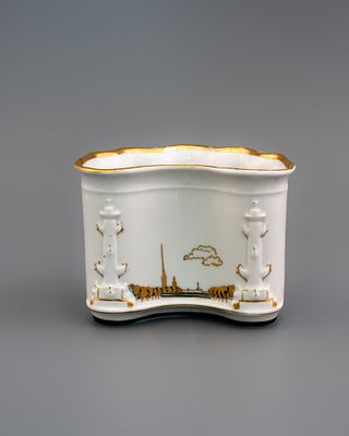 Вазочка-салфетница &laquo;Ростральные колонны и вид на Петропавловскую крепость&raquo;. Мастер: Эдуард 