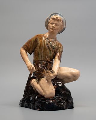 Фигура &laquo;ЮНЫЙ ГЕОЛОГ&raquo;. Гжель, 1950-е до 1961 года. 
Майолика, роспись. 
Высота: 42 см. 
