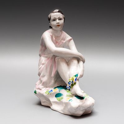 Скульптура &laquo;Девушка с букетом&raquo;. ЛФЗ, 1950-е годы. 
Фарфор, надглазурная роспись. 
Автор модели: 