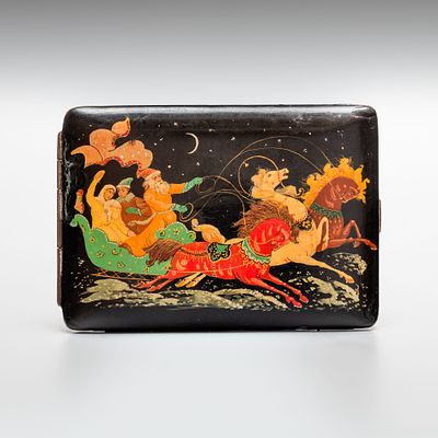 Портсигар Зимняя тройка&raquo;. Роспись: Холуй 1940-1950 годы. 
Мельхиор, лаковая живопись. 
Размеры: 