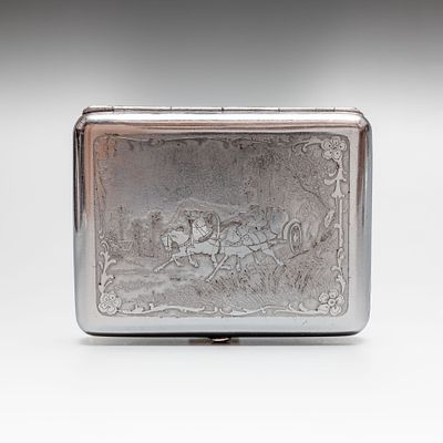 Портсигар &laquo;Тройка с возницей и двумя седоками&raquo;. Сталь, гравировка. 
Размеры: 11 х 8,5 см. 