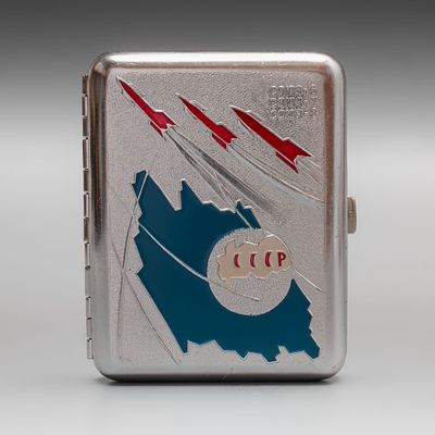 Портсигар &laquo;Три ракеты Союз&raquo;. Алюминий, эмаль. 
Размеры: 10,5 х 8,5 см. 
Состояние: хорошее.