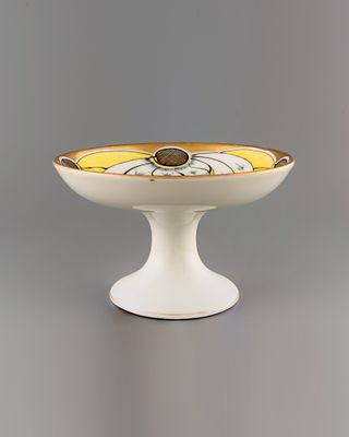 Вазочка (конфетница) на ножке. Дулево, 1930-е годы. 
Фарфор, надглазурная роспись, позолота. 