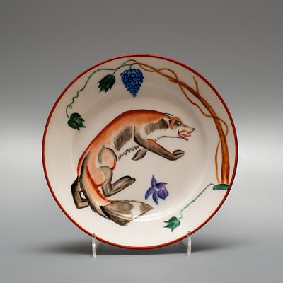 Тарелка "Лиса и виноград". ГФЗ, 1920-1930-е годы. 
Фарфор, полихромная надглазурная роспись. 